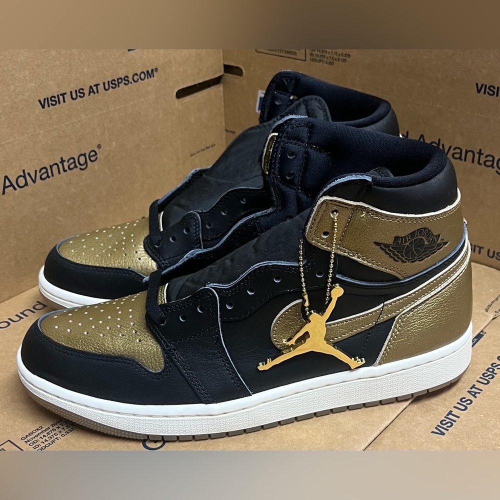 Air Jordan 1 Retro High OG 'Black Gold'